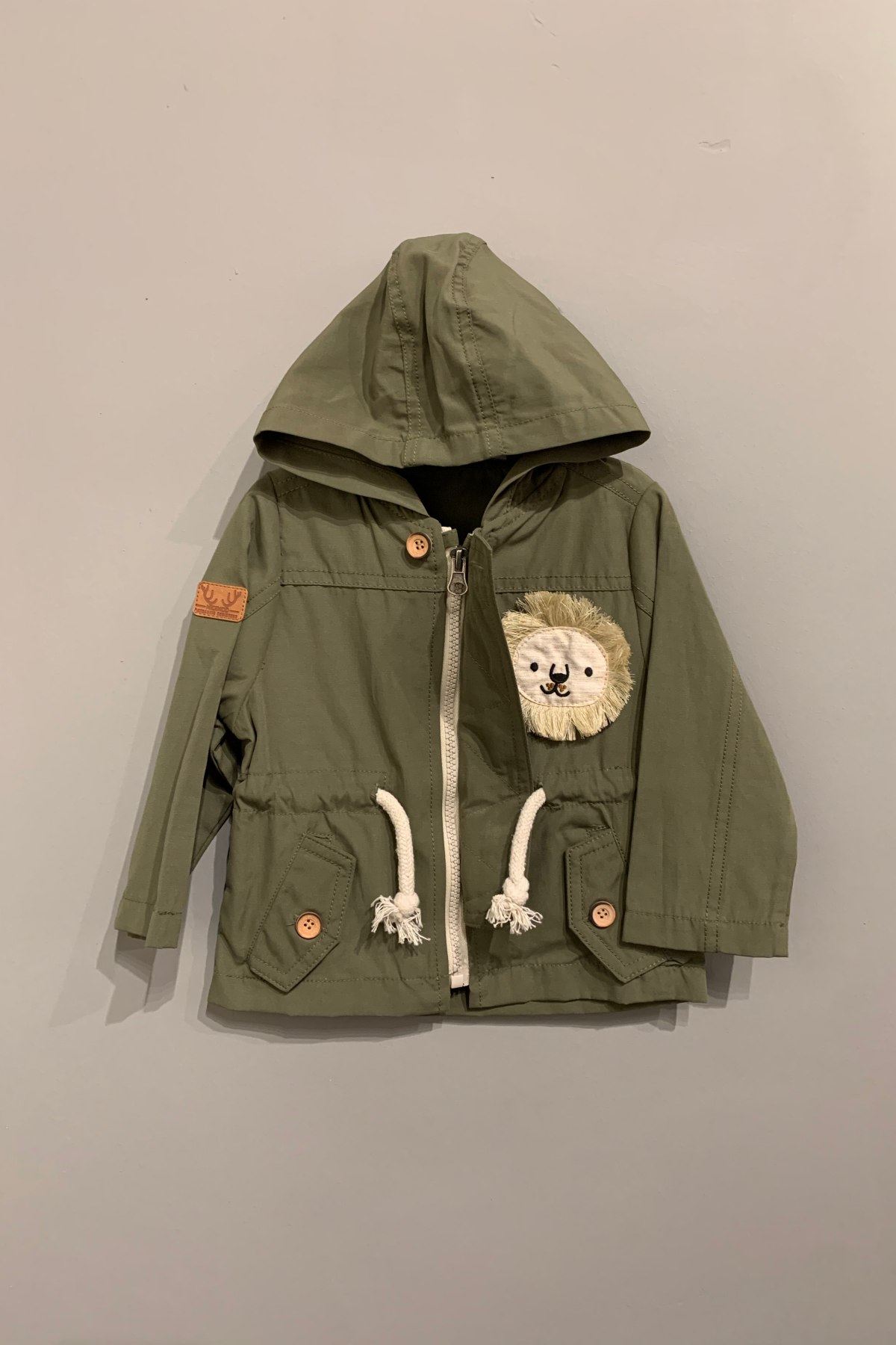 Sevimli Aslan Figürlü Trençkot Yeşil