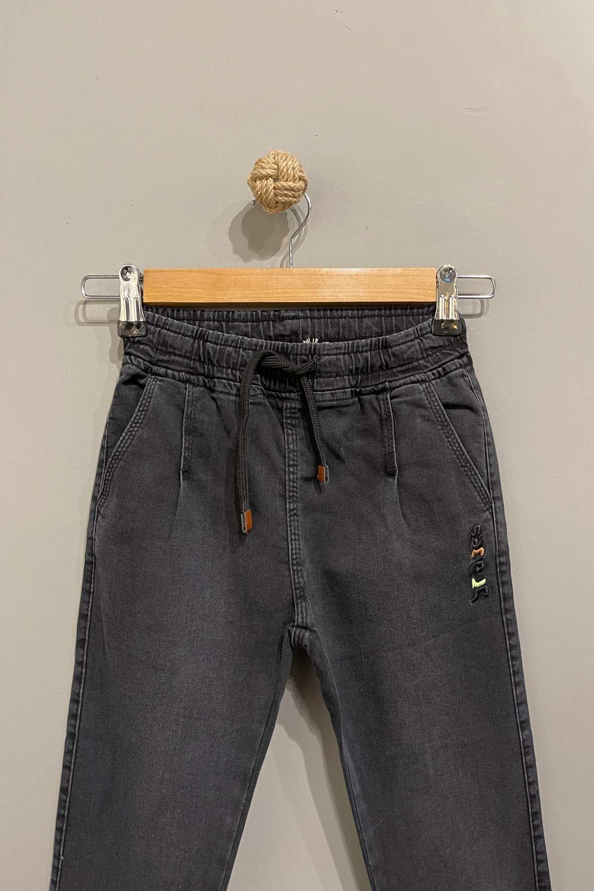 Yazı Detaylı Erkek Çocuk Kot Pantolon- Füme